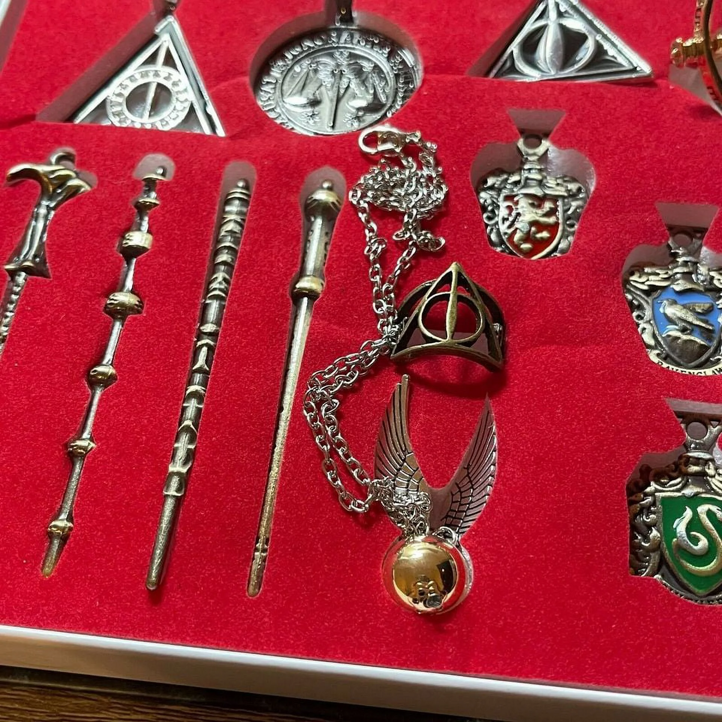 Exclusive: HP 15 pcs Gift Set Box with Pendants, Wands and Rings for Necklaces or Keychains + FREE GIFT 1x HP Magic Mug - LIMITED EDITION