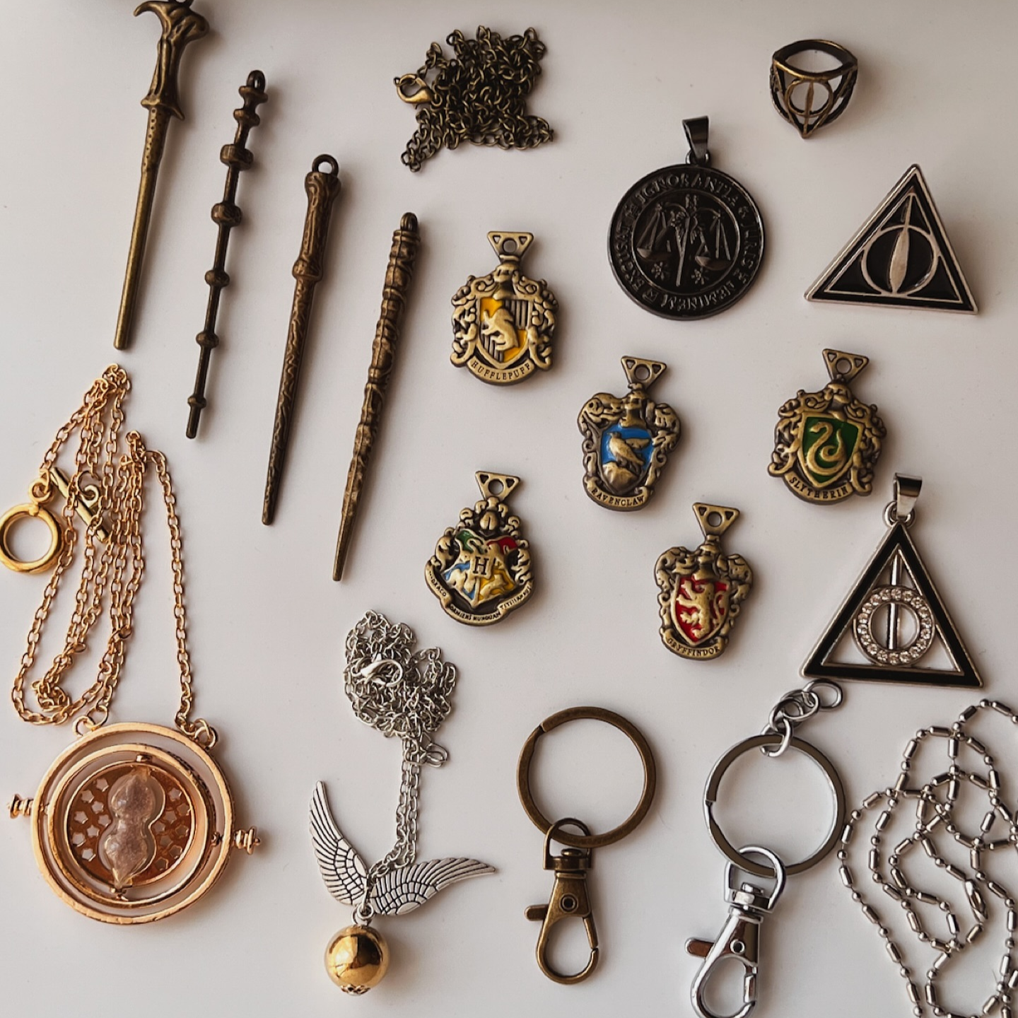 Exclusive: HP 15 pcs Gift Set Box with Pendants, Wands and Rings for Necklaces or Keychains + FREE GIFT 1x HP Magic Mug - LIMITED EDITION